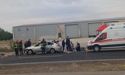 Aynı yöne giden iki otomobil çarpıştı; 7 yaralı