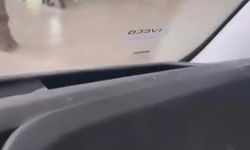 Bahçeşehir'de yağmur suyuna kapılan motosikletliyi çevredekiler kurtardı