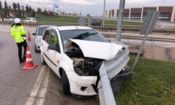 Bariyerlere çarpan otomobilin sürücüsü yaralandı