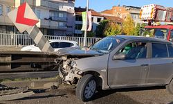 Bariyerlerin saplandığı otomobildeki çift yaralandı