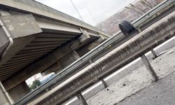 Başakşehir'de otoyolda kopan TIR lastiği tehlike yarattı
