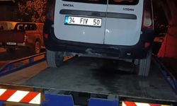 Başakşehir'de seyir halindeyken otomobil kapısından sarkan yolcu kamerada; 13 bin lira ceza yazıldı