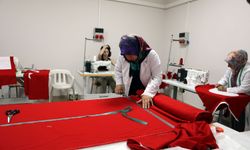 Bayrak sevgisini el emeğiyle yaşatıyorlar