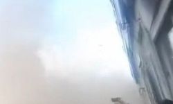 Bayrampaşa'da yıkımı yapılan binanın bir bölümü askıda kaldı
