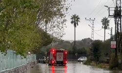 Beykoz'da göle dönen yolda mahsur kalan otomobili itfaiye eri iterek kurtardı