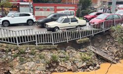Beykoz'da sağanak sonrası köprünün yan duvarları çöktü; yol trafiğe kapatıldı