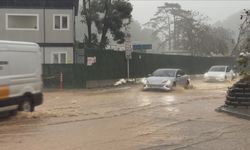 Beykoz'da yollar göle döndü; mahsur kalan sürücüler araçlarını ittirdi