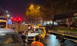 Beyoğlu'nda otomobil, taksiye çarpıp kamyonetin altına girdi: 3 yaralı