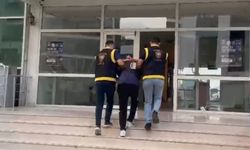 Beze sardığı kaldırım taşıyla telefoncu ve bankanın camını kırıp hırsızlık yapan şüpheli yakalandı; o anlar kamerada