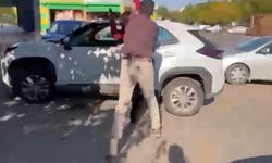 Bıçaklayıp darbettiği kişinin yakınları tarafından sopayla dövüldü