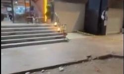 Binanın dış cephe sıvası kaldırıma düştü; kadın ve çocuk son anda kurtuldu