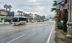 Bodrum'da sağanak; cadde ve sokaklar göle döndü, araçlar yolda kaldı (2)