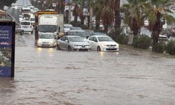Bodrum'da sağanak; cadde ve sokaklar göle döndü, araçlar yolda kaldı