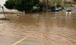 Bodrum'da sağanak; yollar göle döndü, iş yerlerini su bastı