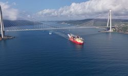 Boru döşeme gemisi 'JSD6000' İstanbul Boğazı'ndan geçti