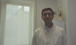 Boynundaki fazla kaburga ameliyatla alınan Alisya, piyanosuna kavuştu