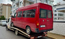 Çarpışan 2 minibüsten biri devrildi: 16 yaralı