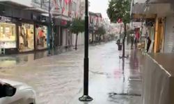 Çeşme'de sağanak, yaşamı olumsuz etkiledi
