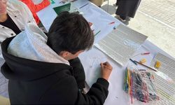 Çocuklar resimlerini Gazzeli çocuklar için yaptı