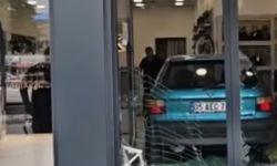 Çorum'da otomobil mağazaya girdi