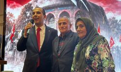 Cumhuriyet konvoyuna bisikletiyle katılan emekliye anlamlı hediye