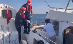 Didim açıklarında 3'ü çocuk 17 kaçak göçmen kurtarıldı; 1 gözaltı
