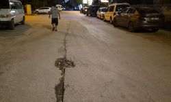 Elektrikli bisiklet yoldaki çukura düşüp, devrildi, baba ile kızı ölümden döndü
