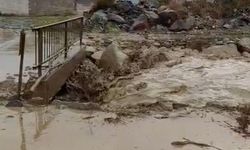 Erzincan'da sağanak sele neden oldu; Erzurum kara yolu tek yönlü ulaşıma kapatıldı