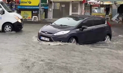 Esenler'de sağanakta caddeleri su bastı
