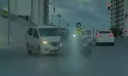 Esenyurt'ta hafif ticari aracın motosiklete çarptığı kaza kamerada