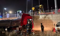 Eskişehir'de TIR duvara çarptı; 2 yaralı