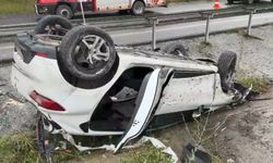 Eyüpsultan'da bariyerleri aşan otomobil devrildi: 3 yaralı