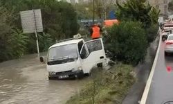 Eyüpsultan'da kamyonet yağış nedeniyle taşan rögara düştü