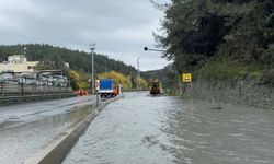 Eyüpsultan'da yağışın ardından göle dönen yol havadan görüntülendi