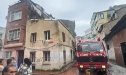 Fatih'te 3 katlı binanın terasında yangın; alevler bitişikteki binanın çatısına sıçradı