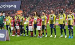 Fenerbahçe derbide mağlup olarak zirvenin 6 puan gerisinde kaldı
