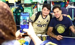 Fenerbahçeli Ederson, imza gününde taraftarlarla buluştu