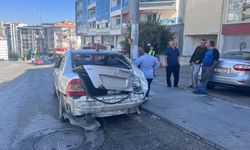 Freni boşalan kamyonet, park halindeki 3 araca çarptı