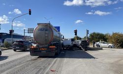 Freni boşaldığı öne sürülen tanker, ışıkta bekleyen 4 otomobile çarptı: 4 yaralı