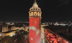 Galata Kulesi, İstanbul'un kurtuluşunun 103'üncü yıl dönümü nedeniyle Türk bayrağıyla ışıklandırıldı