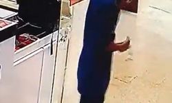 Gazoz içerek girdiği dükkanın vitrinindeki cep telefonunu çalıp kaçtı