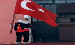 Geçen yıl tek başına kutladığı Cumhuriyet Bayramı'nı bu kez arkadaşlarıyla kutladı