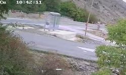 Gümüşhane'de minibüs ile otomobilin çarpıştığı kaza kamerada: 4 yaralı