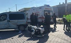 Hafif ticari araç ile motosiklet çarpıştı; 1'i ağır, 2 yaralı