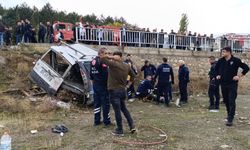 Hafif ticari araç şarampole devrildi: 3'ü ağır, 5 yaralı