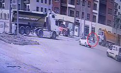 Hafriyat kamyonuyla çarpışan motosikletin sürücüsünün öldüğü kaza kamerada