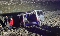 Hakkari'de kaçak göçmenleri taşıyan minibüs dereye yuvarlandı: 20 yaralı