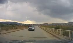 Hatalı sollama yapan sürücünün kazadan kıl payı kurtulduğu anlar kamerada