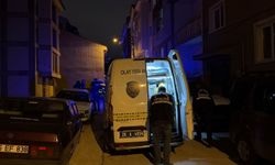 Husumetlisini evinin önünde pusu kurup silahla yaraladı