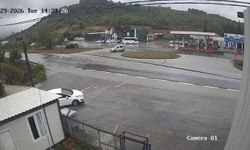 İkiye bölünen otomobilin sürücüsünün öldüğü kaza kamerada